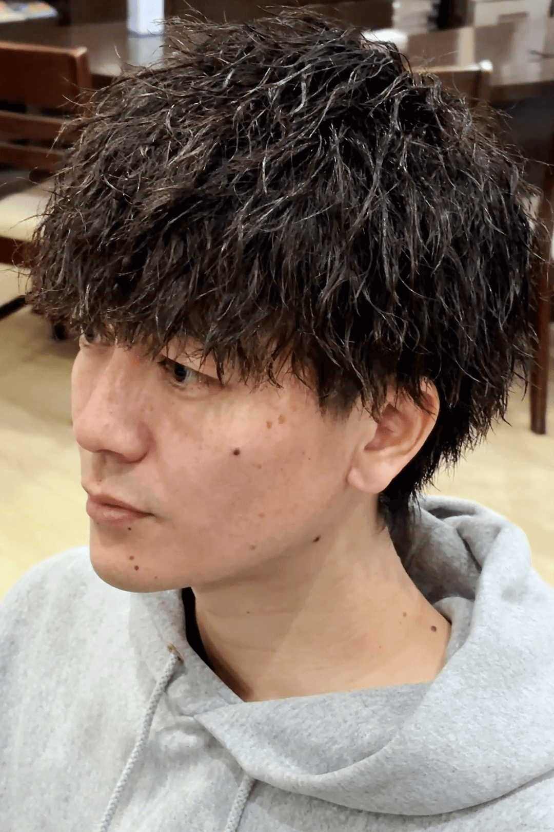ツイスパ ◆大好評パーマで大変身!◆ボリュームがでない、もっと大人な雰囲気にしたいナチュラルでお手入れをもっと簡単にしたい。。。最先端の流行パーマスタイルにしたい…ヘアスタイルの悩みは尽きませんセントジョージはメンズのパーマスタイルが得意なサロンです!ツイストパーマ、スパイラルパーマ、ツイストスパイラルパーマ、波巻きパーマ、スペインカール、プードルパーマ、極道パーマ、ラルフカール、シャドウパーマなど種類も豊富です。当店のパーマは、質感やデザインはもちろんダメージケアにも徹底したこだわりがあります。お客様の損傷度によって数種類のトリートメントを使い分け、髪をダメージから保護します。あなたもなりたい自分を手に入れてお洒落にヘアチェンジしてみませんか?