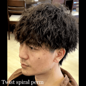 ツイストスパイラルパーマ セントジョージ香里園店1Fメンズヘアサロンはメンズに特化した男性専用のヘアサロンですので、営業時間も男性目線で設定しております。「仕事が忙しくて営業時間に間に合わない。」「休日は予定があってナカナカ行けない」「折角の休日は有意義に使いたい」こんな風に感じたご経験はあると思います。1Fメンズヘアサロンでは、平日は夜間営業をしており、夜9時まで営業しております。土日祝日は混雑する場合がありますので、休日に予定が詰まりやすいお父さんやビジネスマンは仕事帰りにご来店下さいませ。